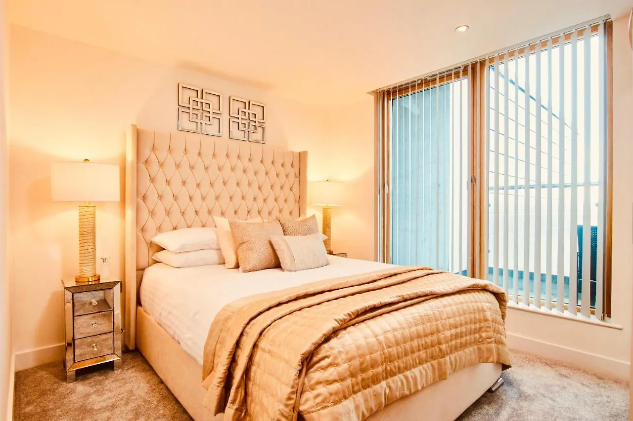 Primedoorstep King Deluxe City Centre Apt Balcony View& Free Parking! ile iletişim